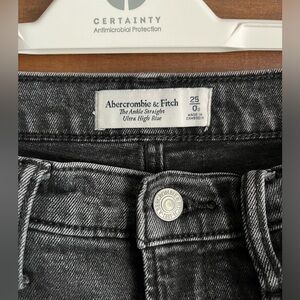 Abercrombie & Fitch the ankle straight ultra high rise 25 Short Black